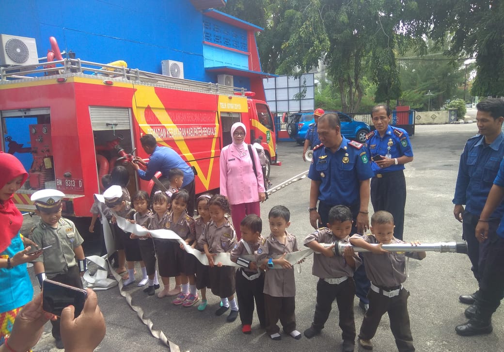 Damkar Bengkalis Kenalkan Cara Pencegahan dan Penanganan Kebakaran pada Anak TK Bhayangkari