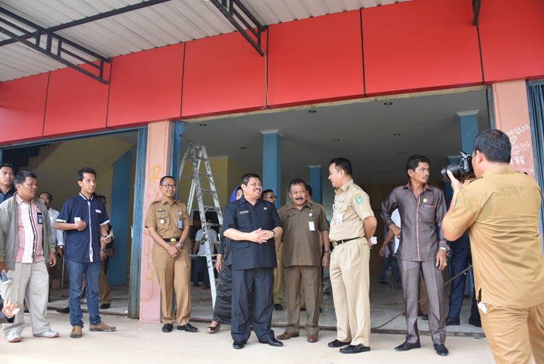 Bupati Amril Tinjau Pelaksanaan Perbaikan Gedung Pujasera Duri