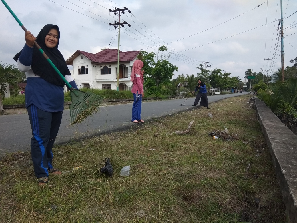 Ciptakan Lingkungn Bersih, Karang Taruna Cahaya Negeri Gotong Royong di Sekitar Desa