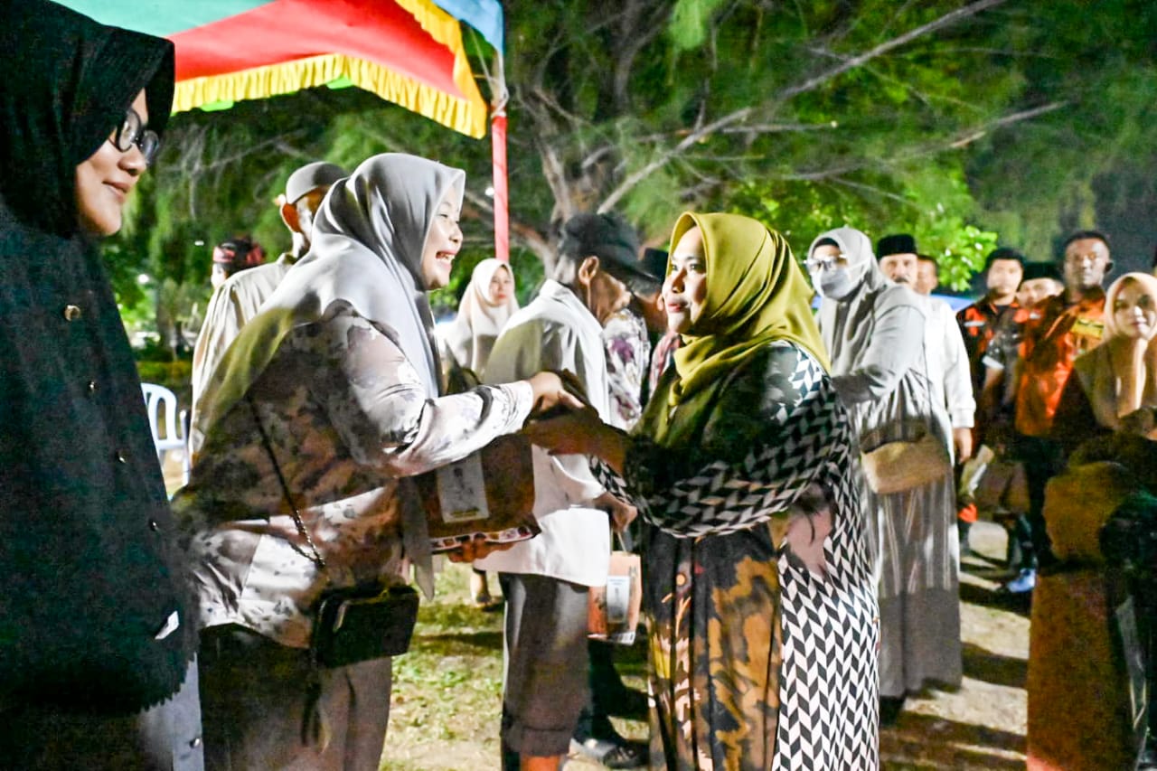 Bupati Kasmarni Salurkan 50 Paket Sembako untuk Kaum Dhuafa di Kecamatan Bengkalis