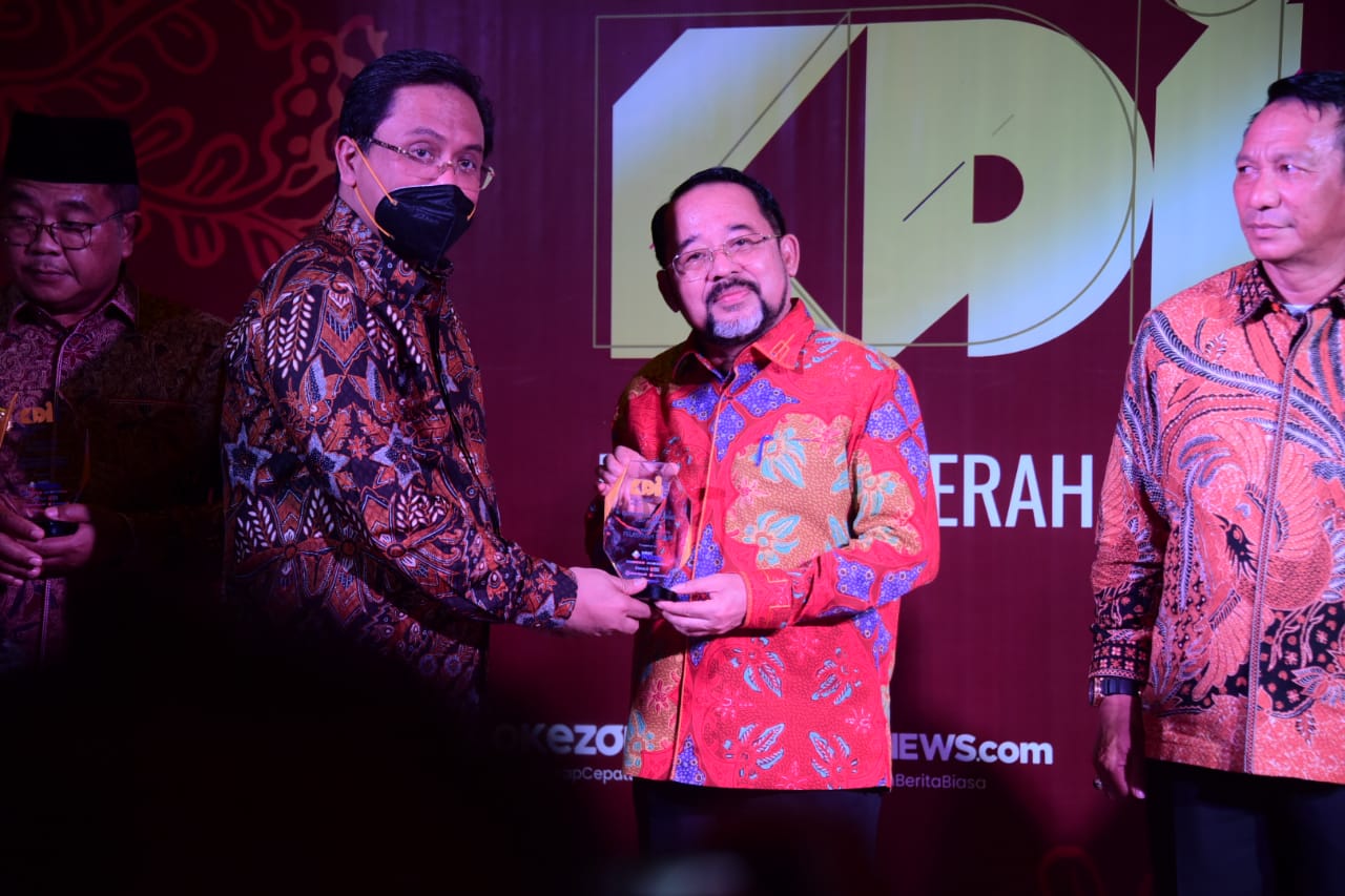 Sukses Pelayanan Publik, Bupati Kasmarni Terima Penghargaan KDI dari MNC Portal Indonesia