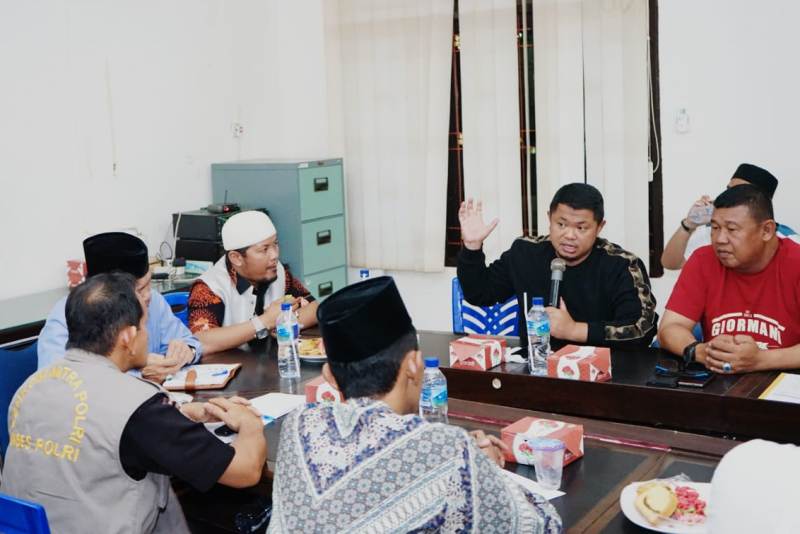 Camat Riki Pimpin Rapat Persiapan Tabligh Akbar Bersama UAS di Duri