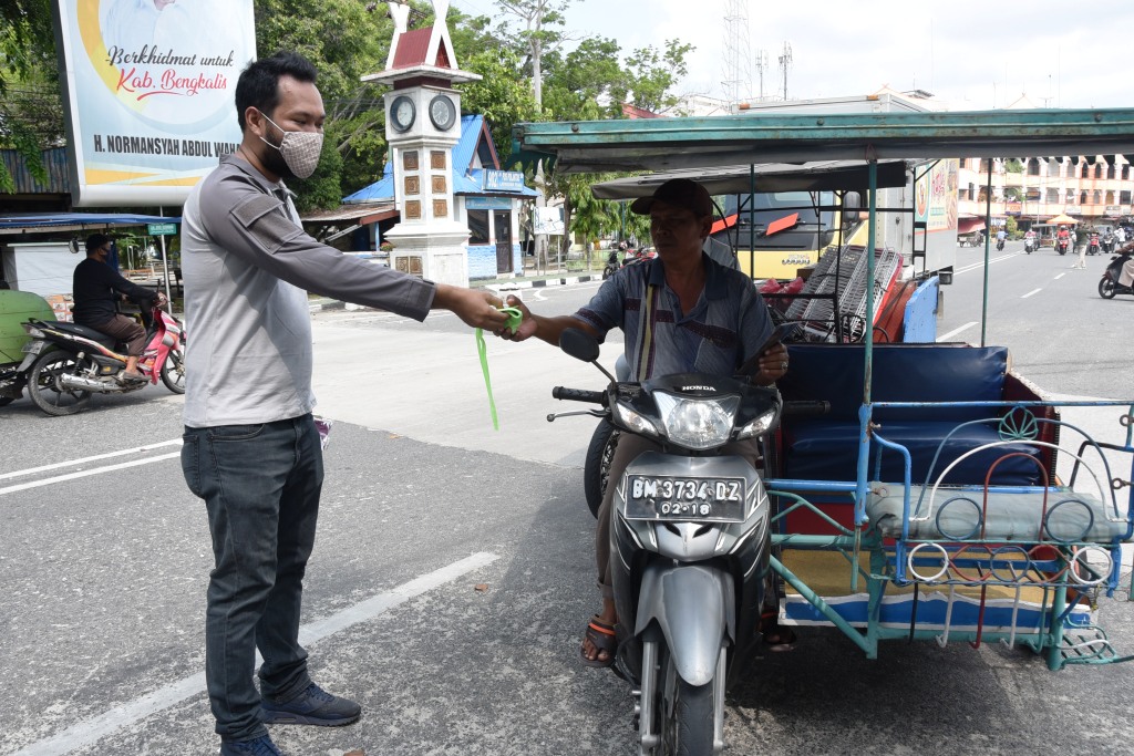 Cegah Corona, Lurah dan Ketua PKK Kota Bengkalis Bagi Masker Kain untuk Pengguna Jalan