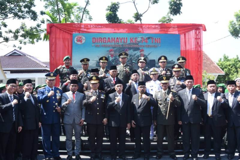 https://diskominfotik.bengkaliskab.go.id/asset/berita/original/79938884731-hut_tni.jpg