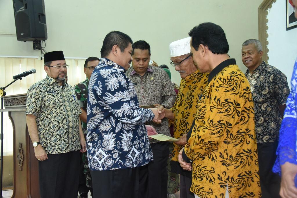 Bupati Amril Serahkan Honorarium RT, RW dan Kader Posyandu