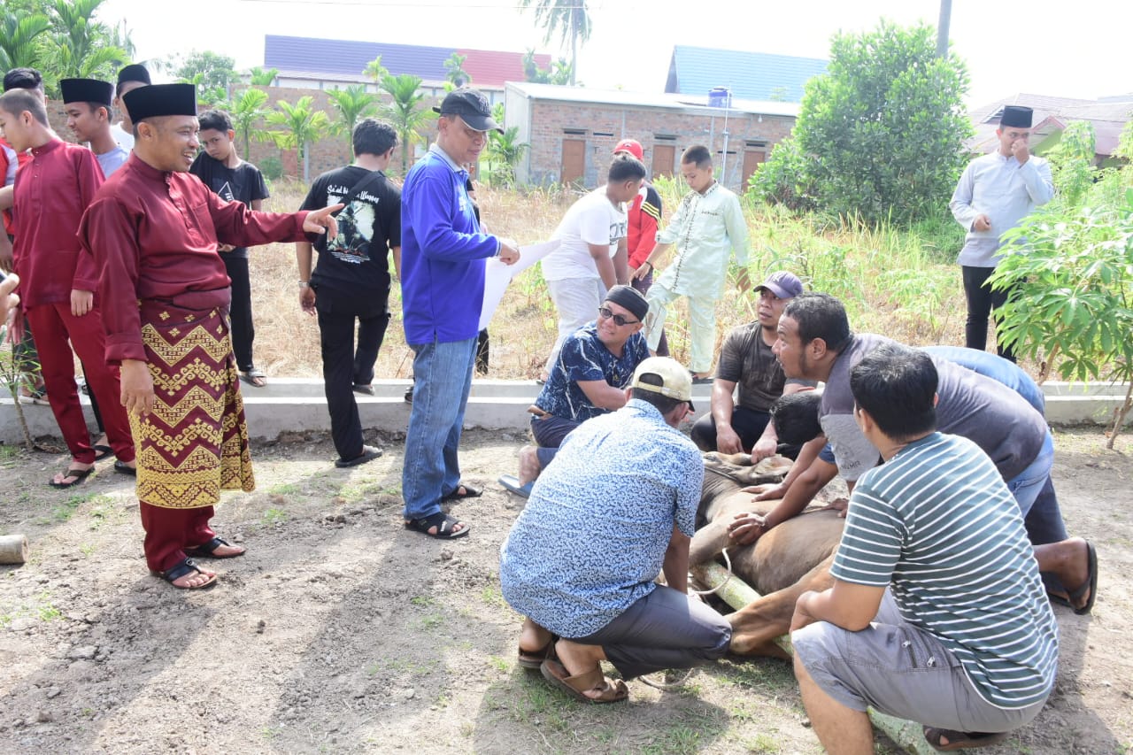 Wabup Bagus Santoso Melaksanakan Qurban Di Mushalla Al-Ikhsan