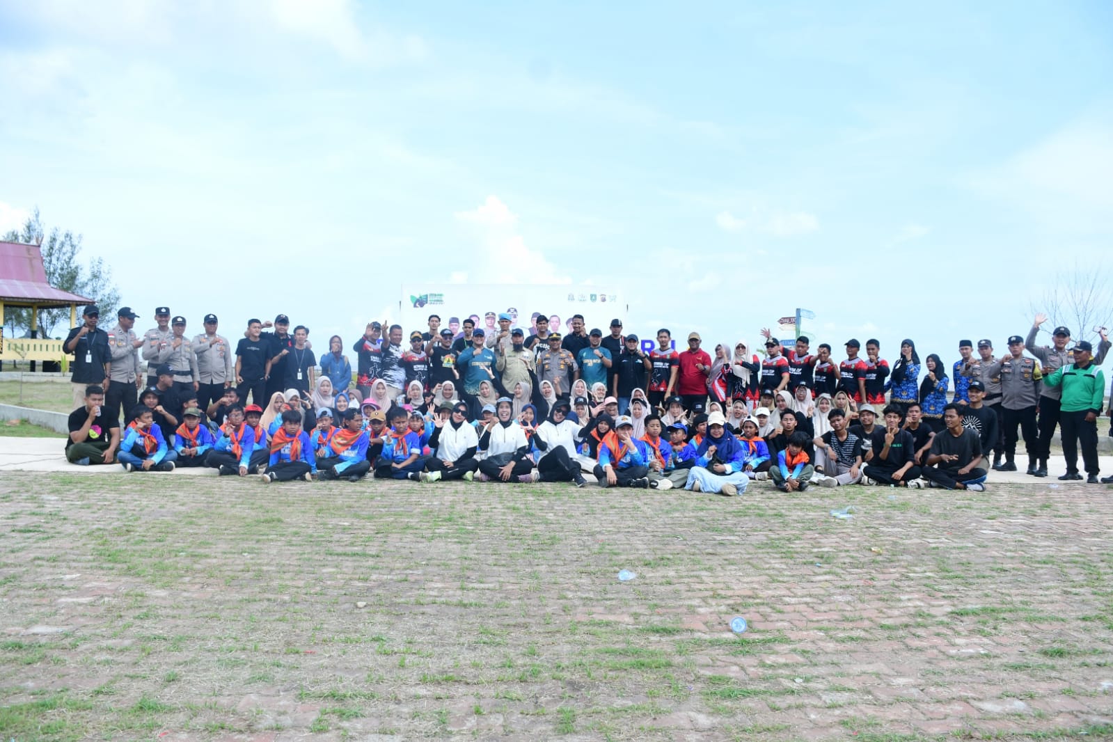 Hijaukan Hati, Selamatkan Bumi: Ratusan Warga Kolaborasi Bersihkan Pantai Selat Baru