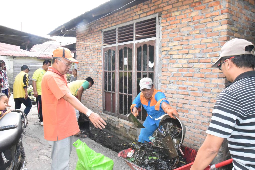 DLH dan Masyarakat Parit Bangkung Lakukan Gerakan Bersih-bersih Sampah