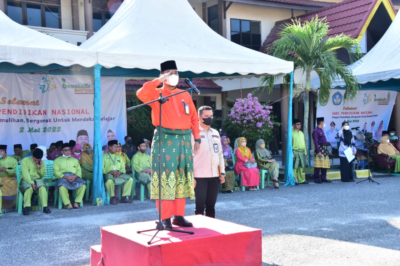 Bupati Bengkalis Pimpin Upacara Hari Pendidikan Nasional