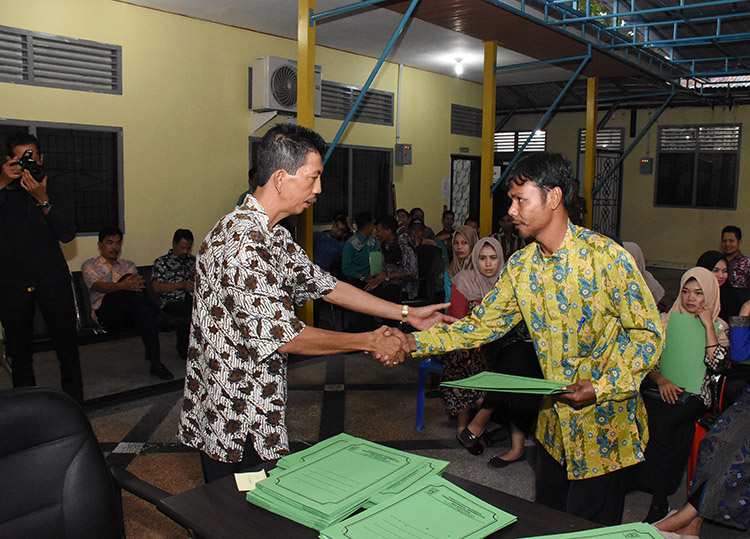 40 Pegawai Honorer Diskominfotik Terima SK Perpanjangan Kontrak