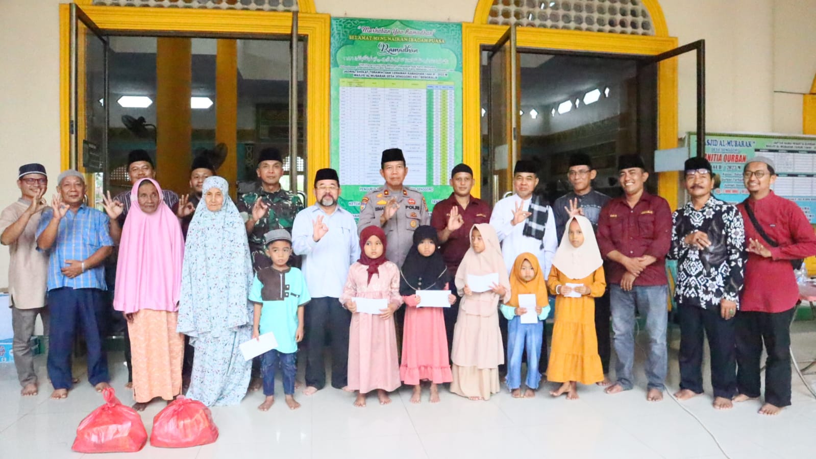 AJOI Bagikan Ratusan Takjil dan Santuni Puluhan Anak Yatim dan Dhuafa