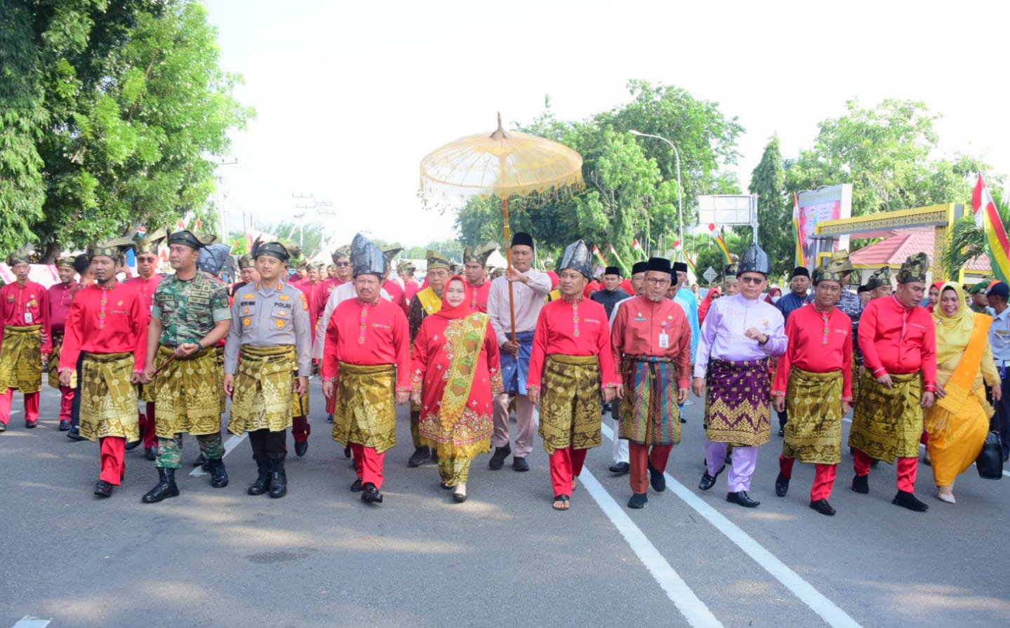 Berpakaian Baju Melayu Lengkap, Bupati dan Wakil Bupati Ikuti Rapat Paripurna Hari Jadi Bengkalis Ke-511