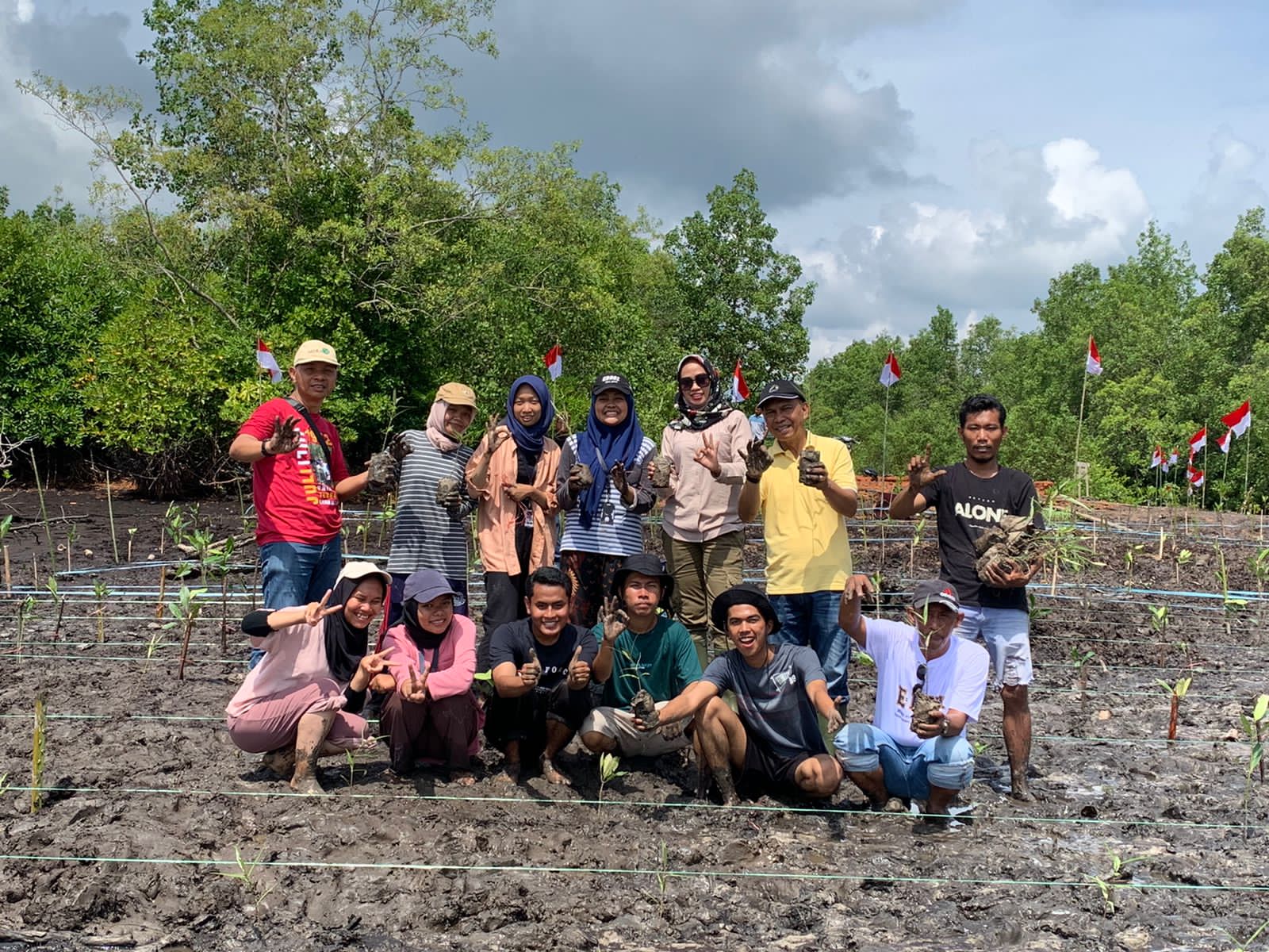 Kolaborasi Penyelamatan Lingkungan Pesisir, Desa Buruk Bakul Ditanami 550 Mangrove