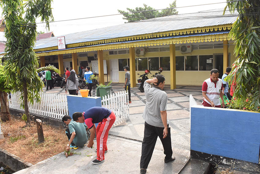 Tindaklanjuti SE Bupati, Diskominfotik Bengkalis Goro Bersihkan Lingkungan Kantor