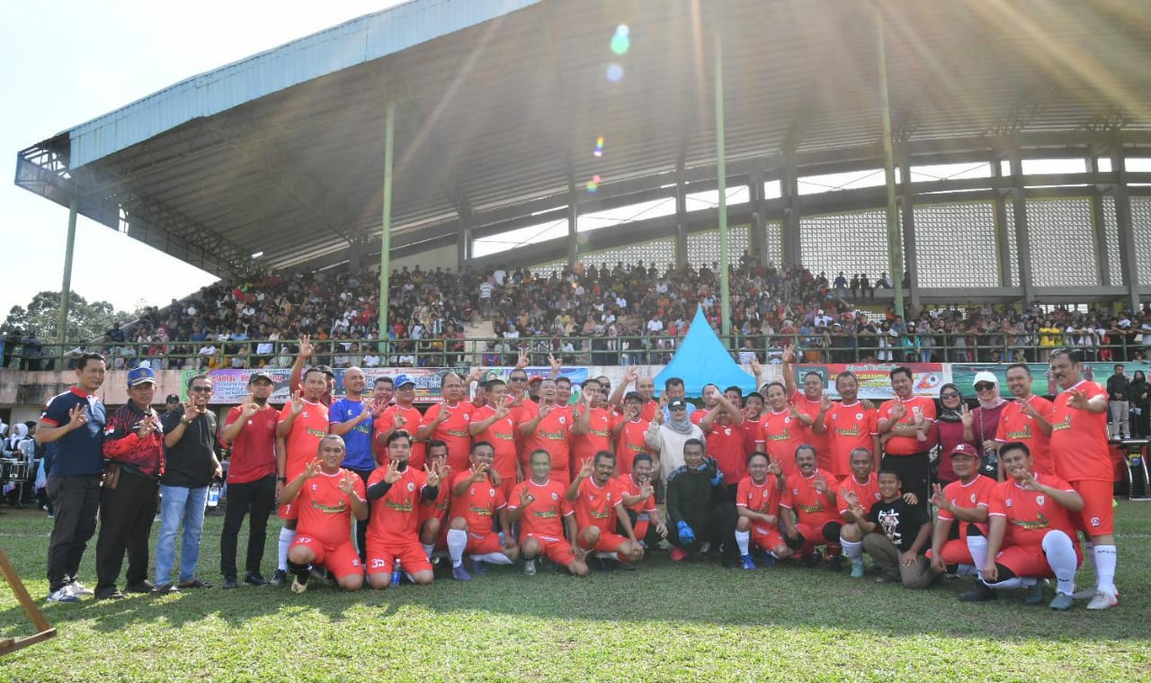 Exhibition Match Pejabat Pemda Vs Polres, Bupati Kasmarni Tutup Turnamen Sepak Bola Kapolres Bengkalis Cup 