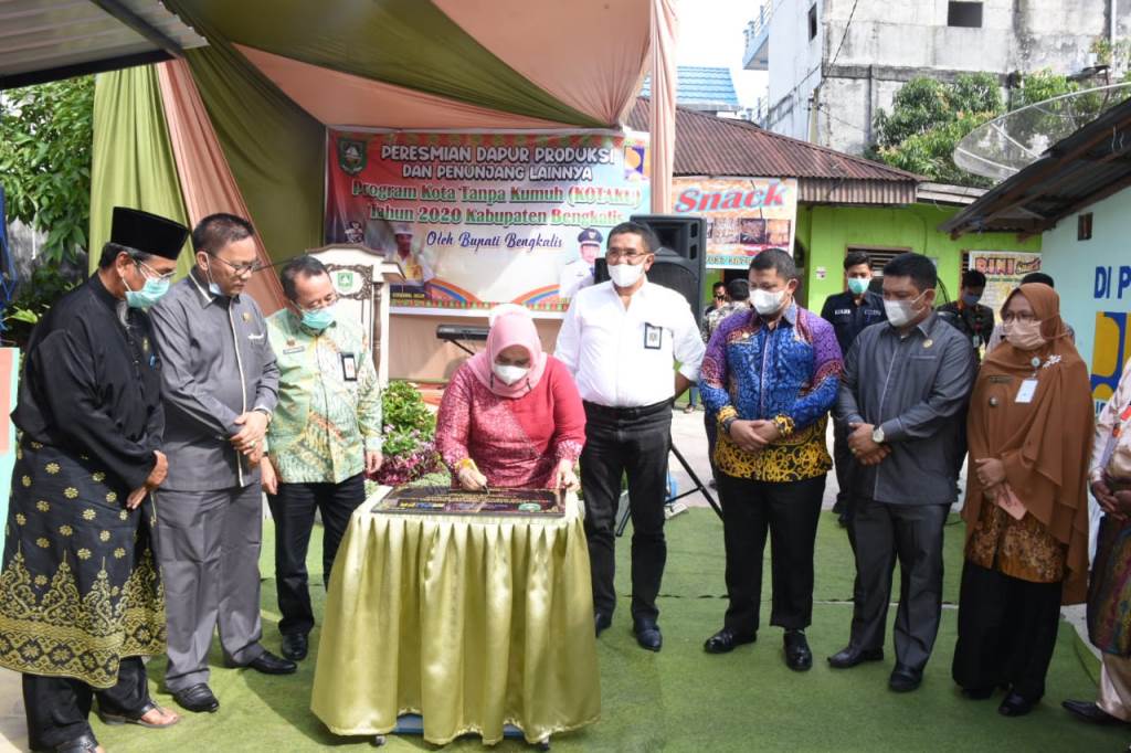 Bupati Bengkalis Kasmarni Resmikan Dapur Produksi Kelurahan Balik Alam
