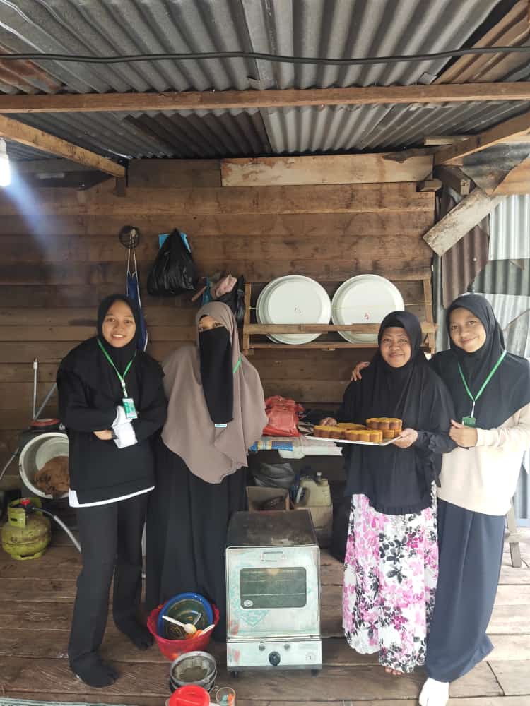 Mahasiswa KKN UIN SUSKA Riau Pelajari Kreasi Olahan Sawit Desa Jangkang
