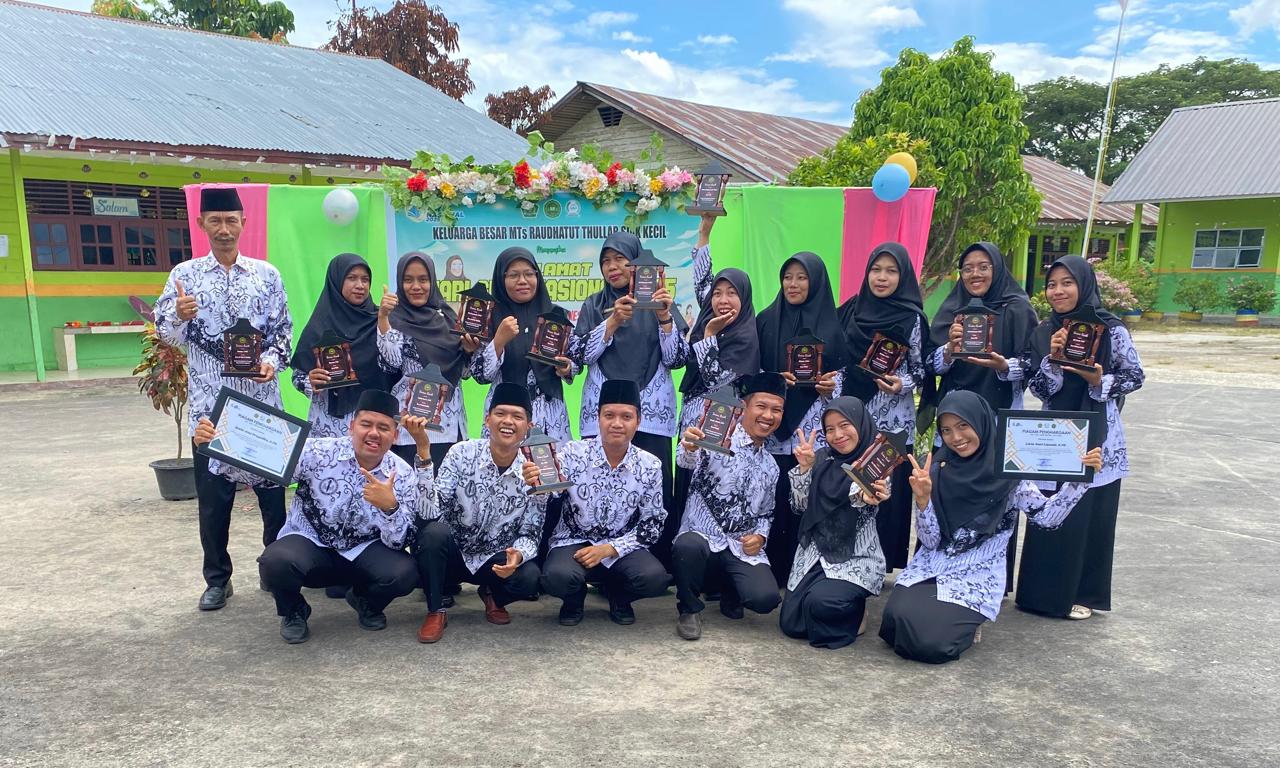 MTs Raudhotut Thullab Siak Kecil Peringati Hari Guru Nasional 2025 dengan Khidmat dan Meriah