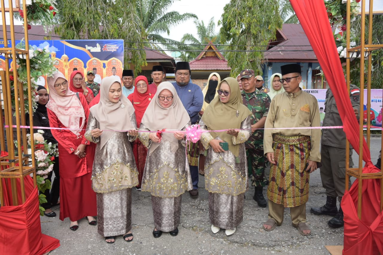 Promosikan Produk UMKM Kearifan Lokal, Ketua TP-PKK Bengkalis Resmikan Stand Bazar Siak Kecil
