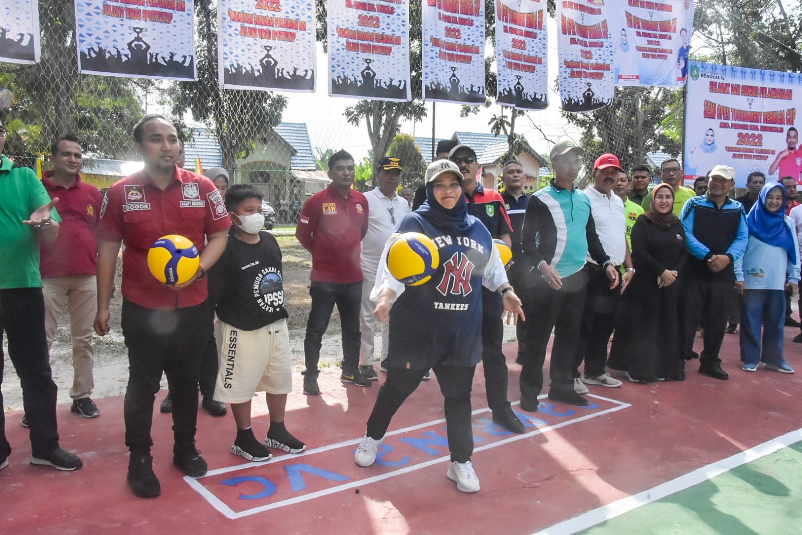 Lewat Dana Bermasa, Bupati Kasmarni Buka Turnamen Bola Voly Kecamatan Pinggir