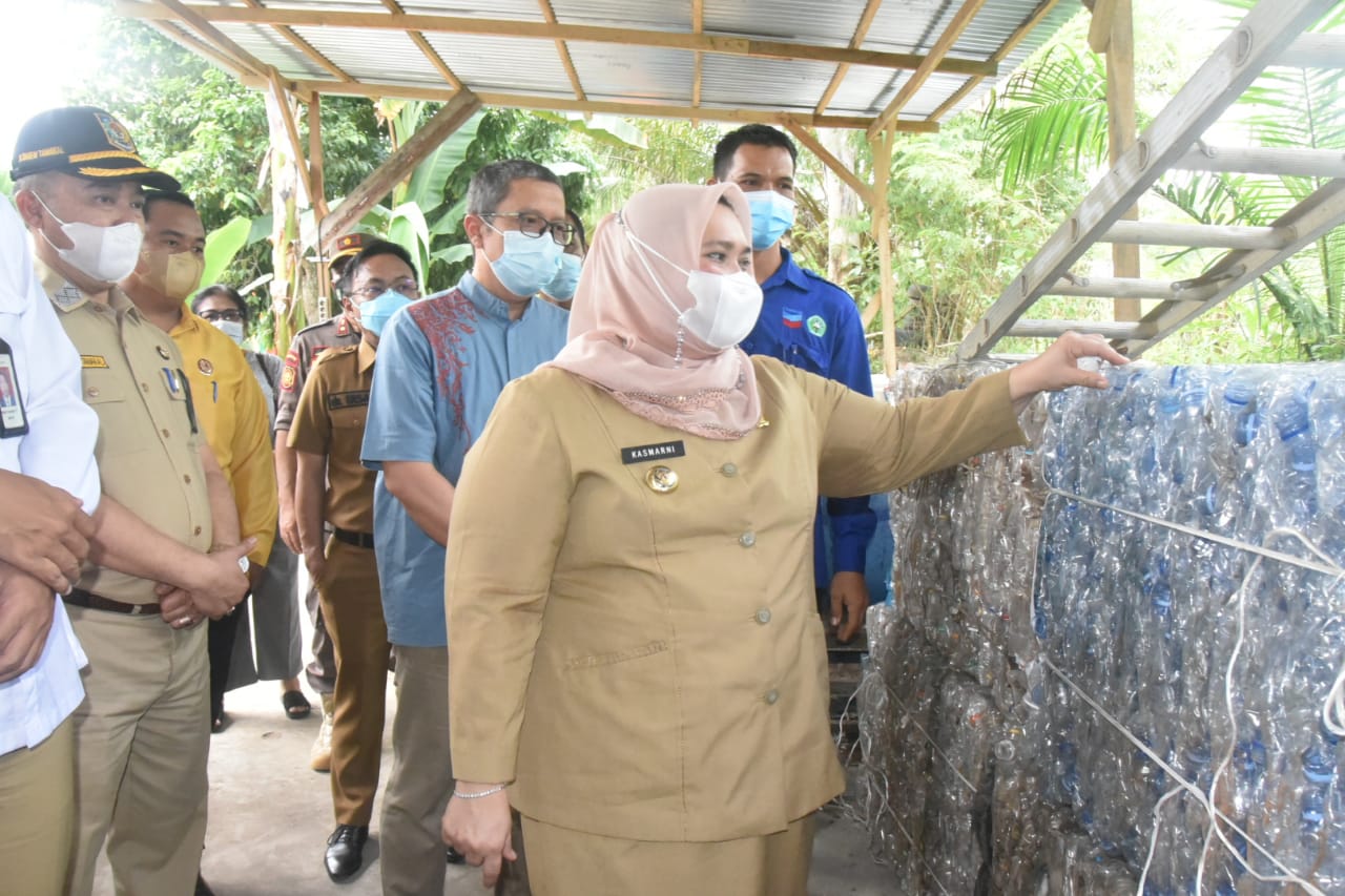 Bupati Kasmarni Ajak Masyarakat Kelompokkan Sampah, Tabung di Bank Sampah