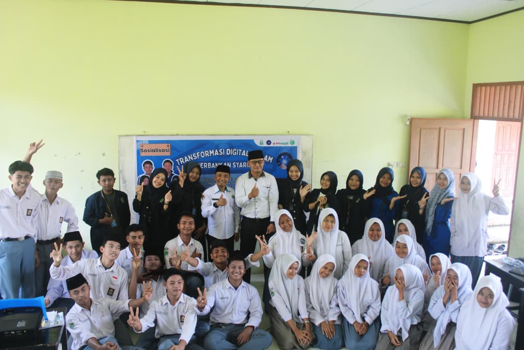 Gandeng BRKSy, Prodi Perbankan Syariah IAIN Bengkalis Beri Edukasi Finansial Digital di MA Miftahul Jannah Selatbaru 