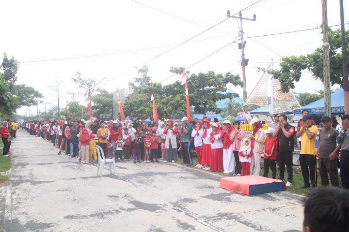 Semarak HUT Ke-81 RI di Kecamatan Bantan, Masyarakat Tumpah Ruah Pada Jalan Santai dan Senam Bersama