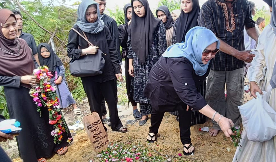 Bupati Bengkalis Hadiri Pemakaman Wartawati Susi Yanti 
