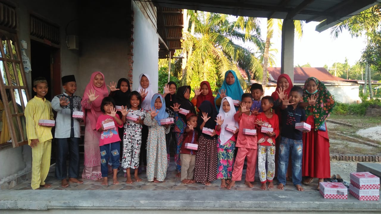 Forum Anak Rupat Bagi-Bagi Takjil Gratis di Kelurahan Terkul
