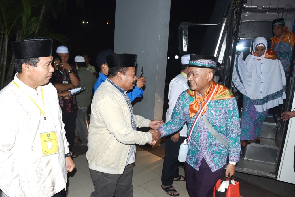 Tiba di Asrama Haji Batam, JH Asal Bengkalis Disambut Asisten II Setda 