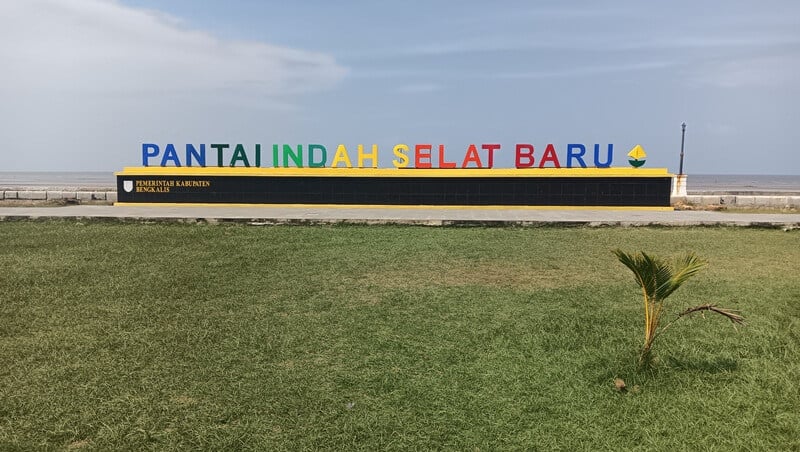 https://diskominfotik.bengkaliskab.go.id/asset/berita/original/93016633709-landmark-pantai-selat-baru.jpg