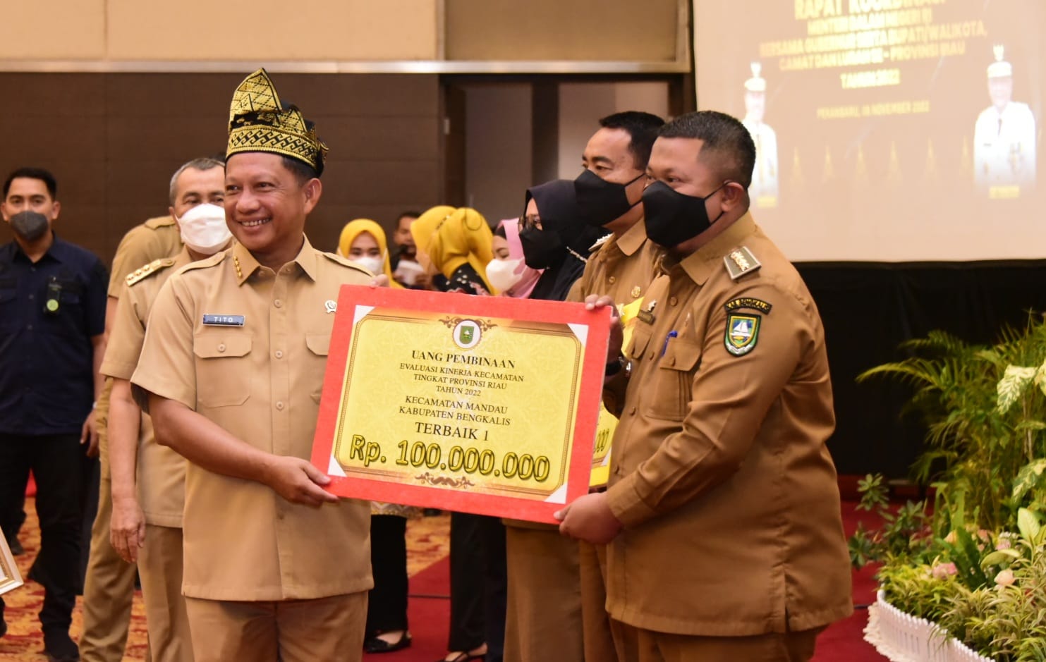 Diserahkan Mendagri, Kecamatan Mandau terima penghargaan Terbaik Satu EKK Se-Provinsi Riau