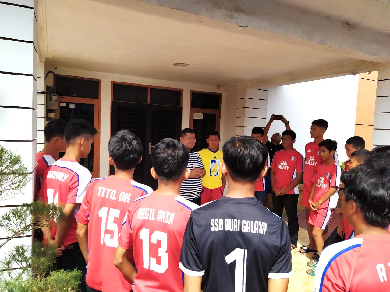 Camat Mandau Riki  Rihardi Semanganti Pemain SSB Duri Galaxy di Piala Soeratin U-15