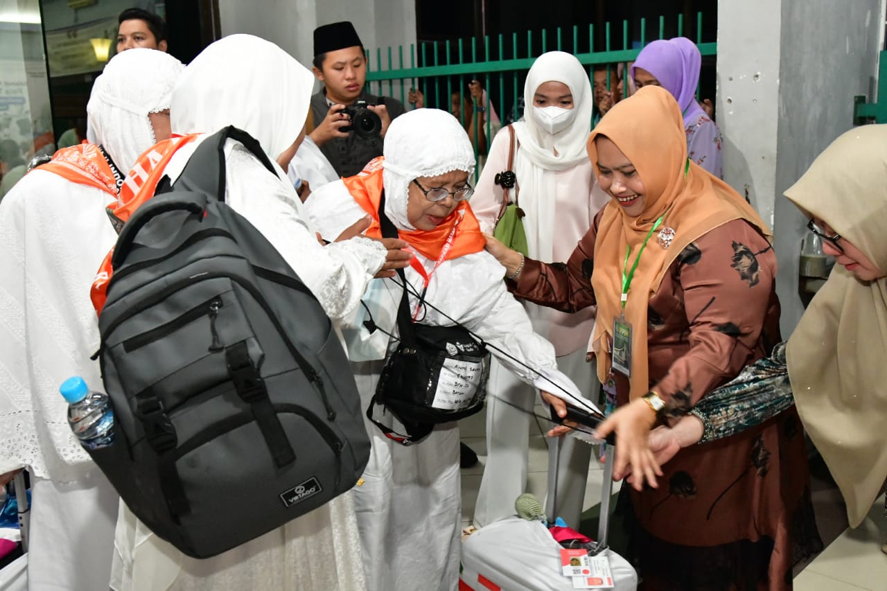 Lepas Keberangkatan JCH, Bupati Kasmarni Ingatkan untuk Kompak dan Jaga Kesehatan