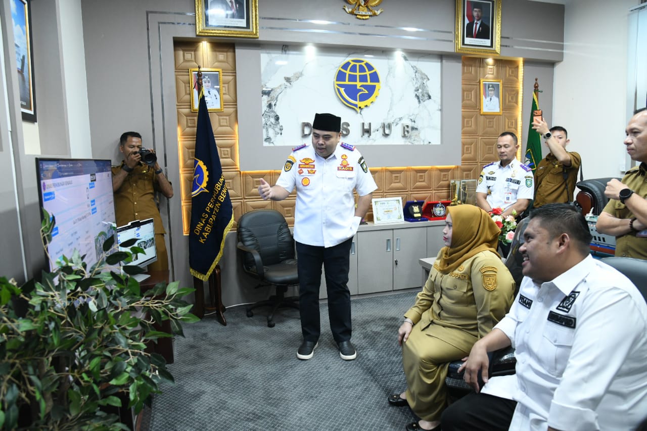 Komitmen Layanan Prima, Bupati Kasmarni Pantau Langsung Inovasi Dishub dan Kunjungi Armada Baru