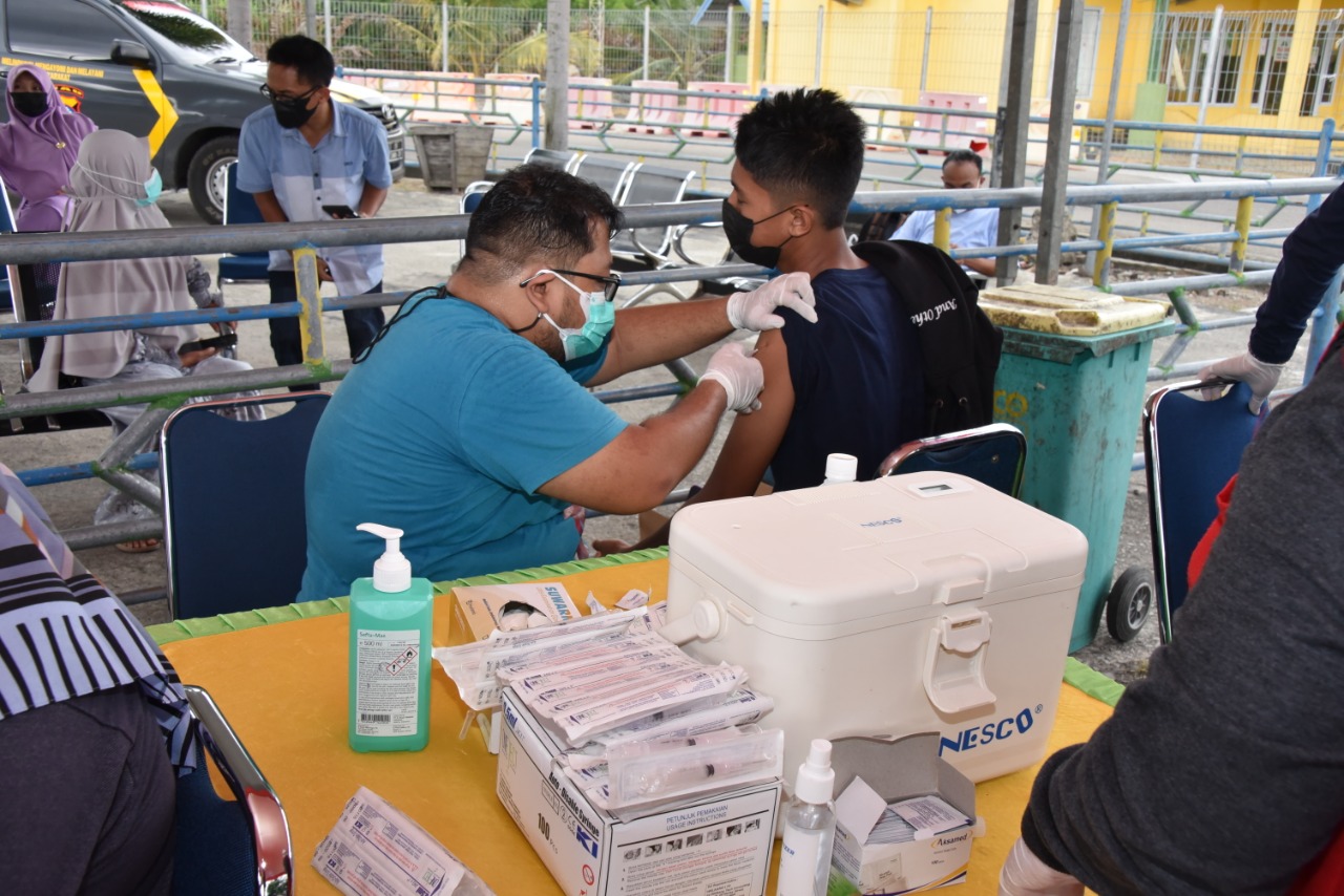 Satgas Covid Vaksin Masyarakat di Pelabuhan Roro
