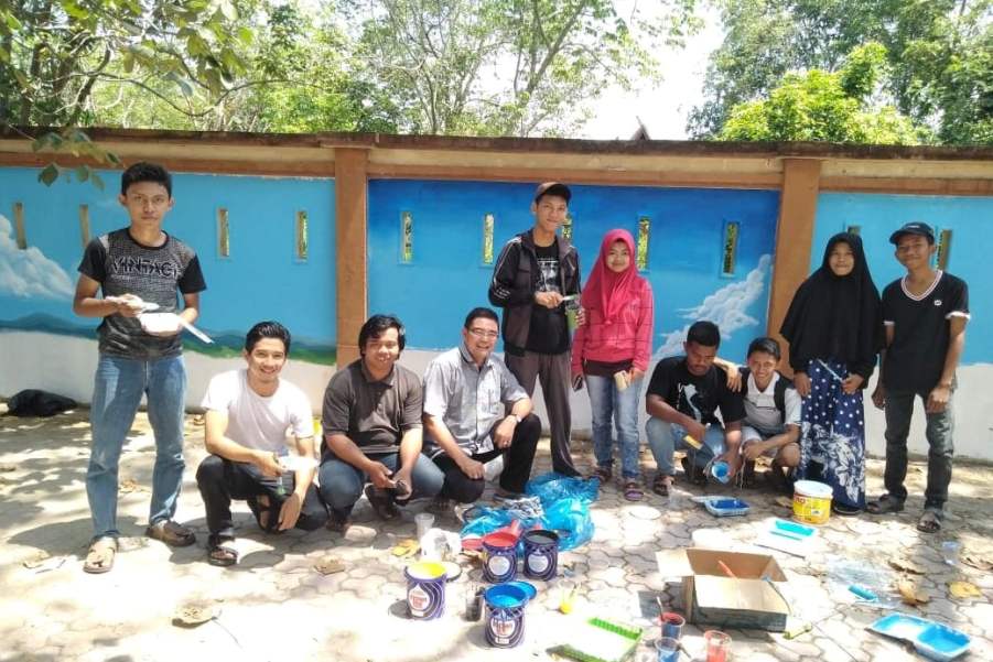 Bersama Komunitas Bengkalis Doodle Art: Tarik Minat Pemustaka, Dipersip Mural Tembok Pagar