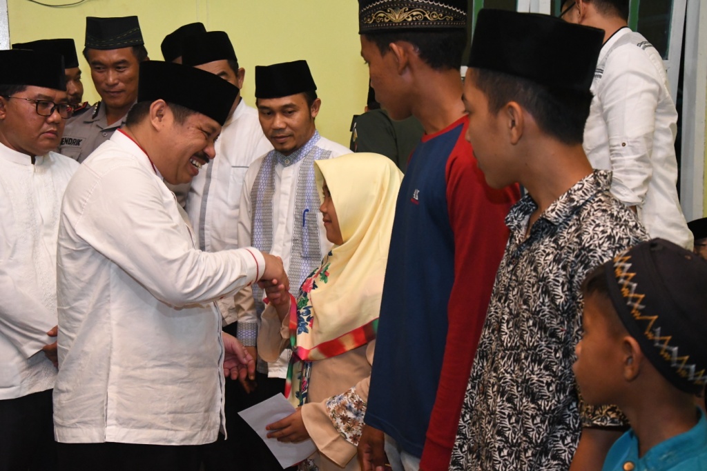 Bupati Amril Serahkan Sejumlah Bantuan saat Safari Ramadhan Di Bandar laksamana