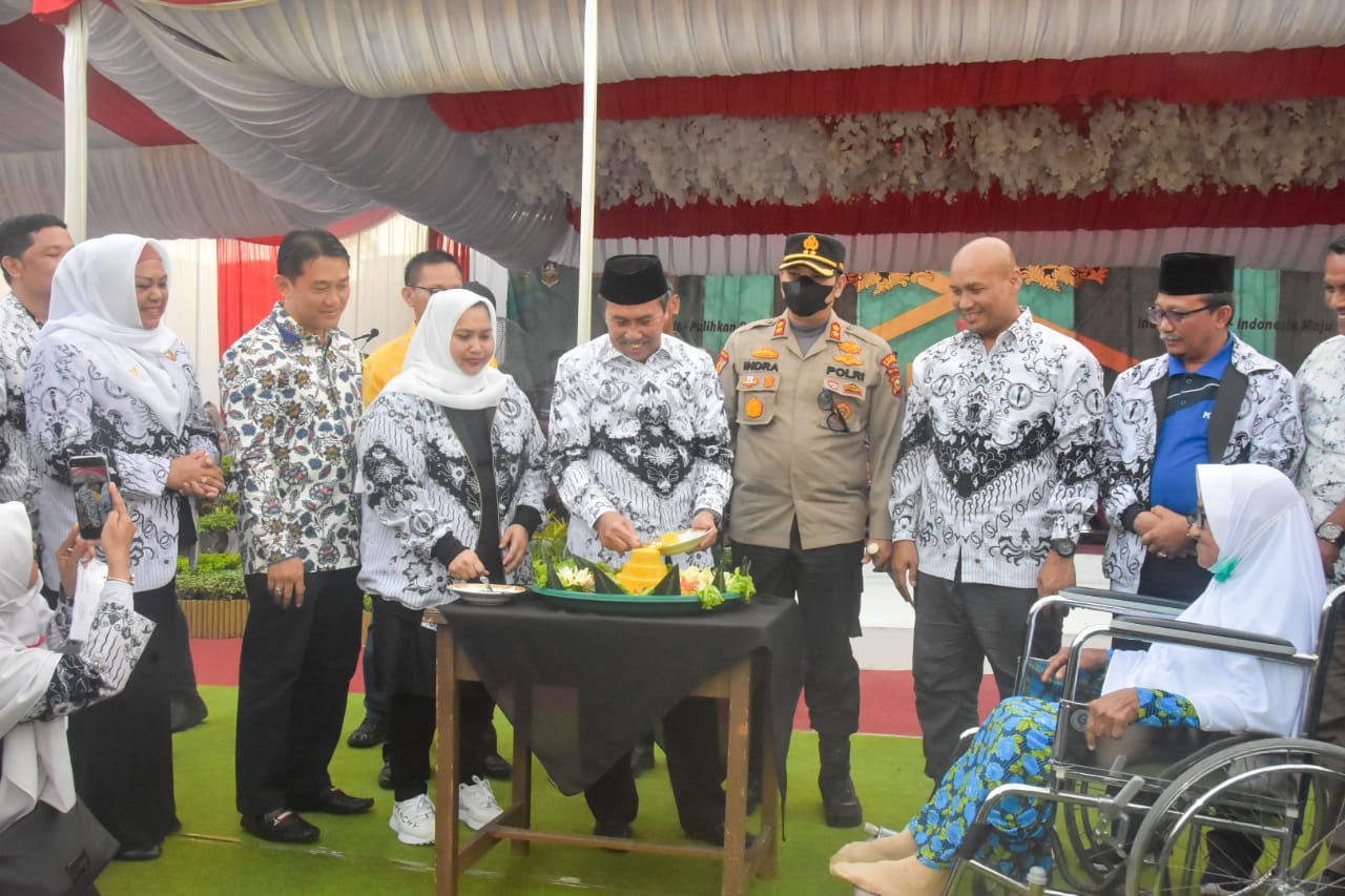 HGN dan Jambore PGRI Riau di Mandau, Bupati Kasmarni Sumbang Piala Bergilir