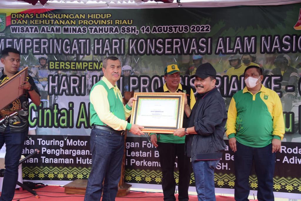 Bupati Kasmarni Terima Piala Penghargaan Lomba Kota Bersih, Bengkalis Raih Peringkat Ke-III