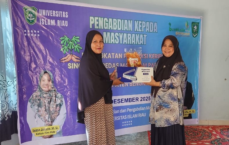 Dukung UMKM Desa Deluk, Tim Pengabdian UIR Serahkan Alat Produksi dan Pengemasan untuk Keripik Pedas Manis Mak Azam