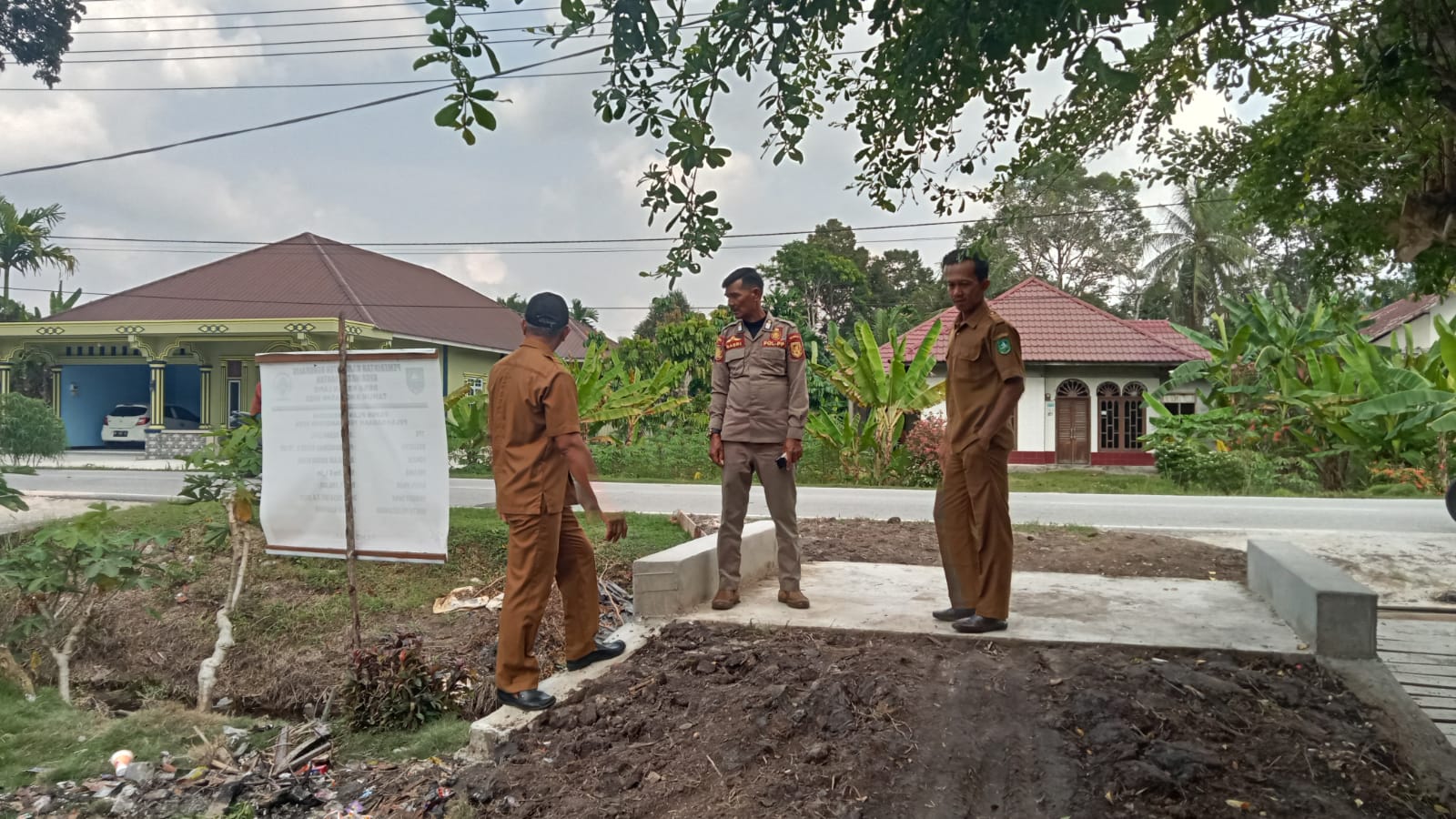 Pj Kades Resam Lapis Tinjau Pembangunan Fisik di Tiap Dusun