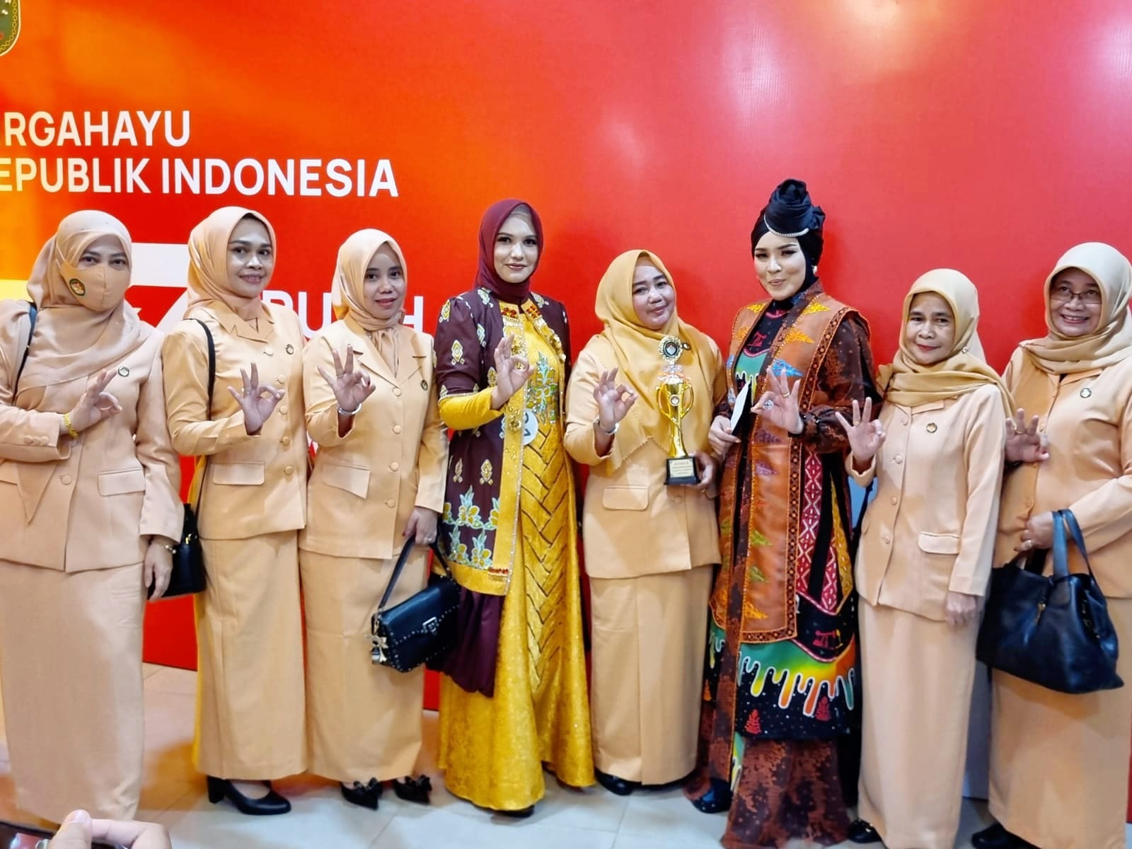 Tampilkan Batik Mandau, DWP Bengkalis Juara 2 Lomba Peragaan Batik Daerah se-Riau