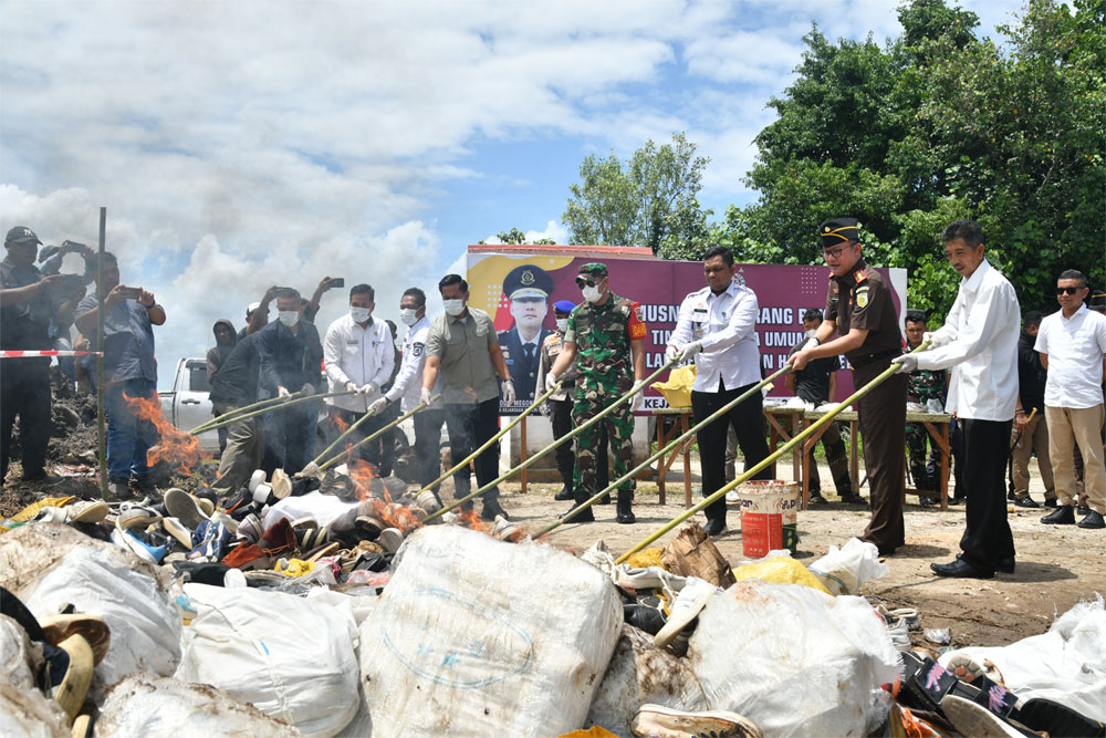 Kejari Bengkalis Musnahkan Ribuan Pasang Sepatu dan Tas Bekas