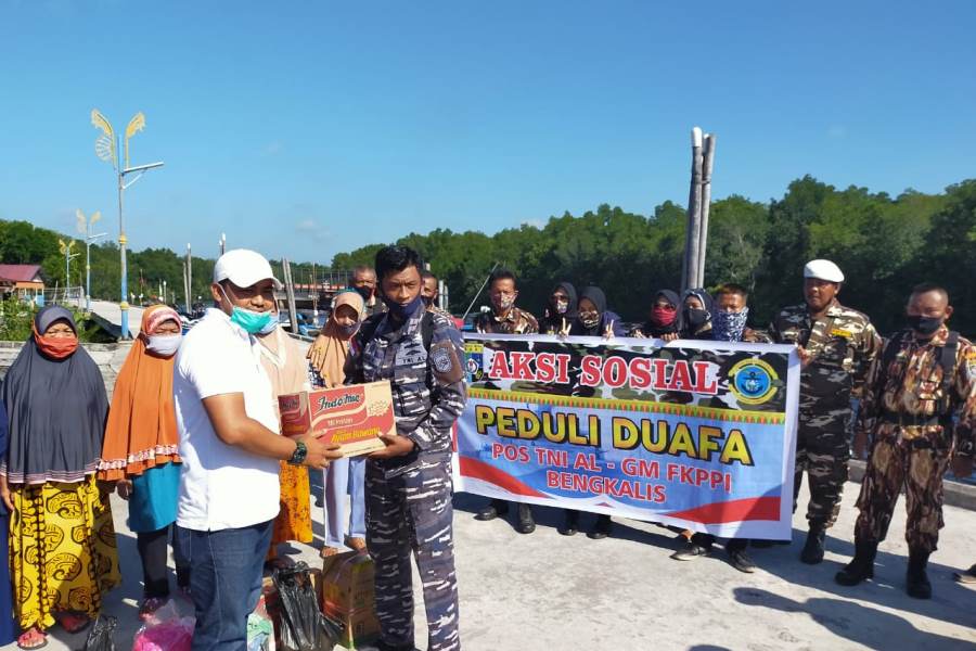  Bersama GM-FKKPI, Personil TNI AL Pos Bengkalis Bakti Sosial di Bukit Batu