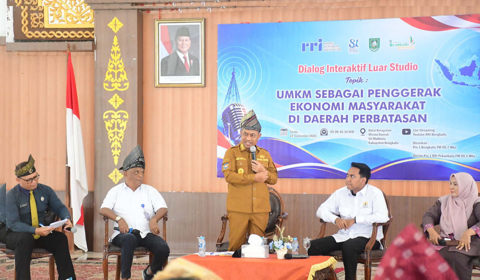 Wakil Bupati Bengkalis H. Bagus Santoso saat Dialog Interaktif Luar Studio bertema UMKM sebagai Penggerak Ekonomi Masyarakat di Daerah Perbatasan