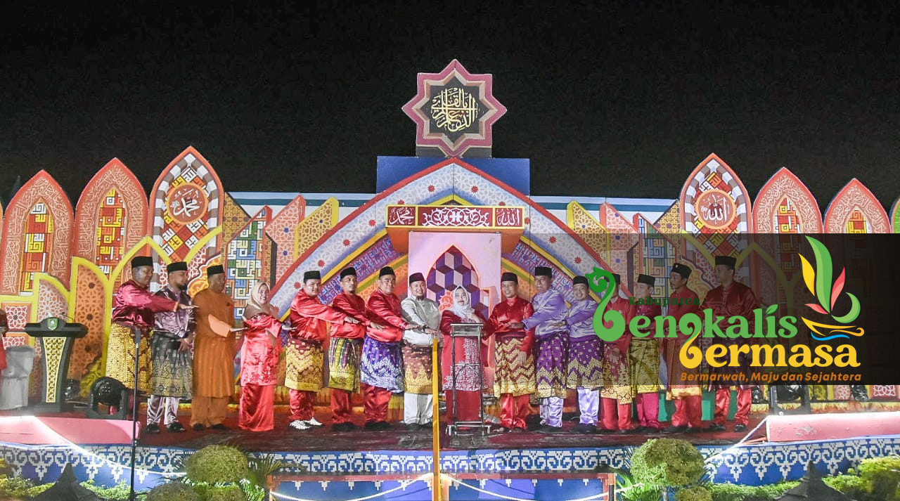 Sariq qora tanli erkakning qolini ushlab turadi. Arpa belli qizlar ishtirokidagi porno