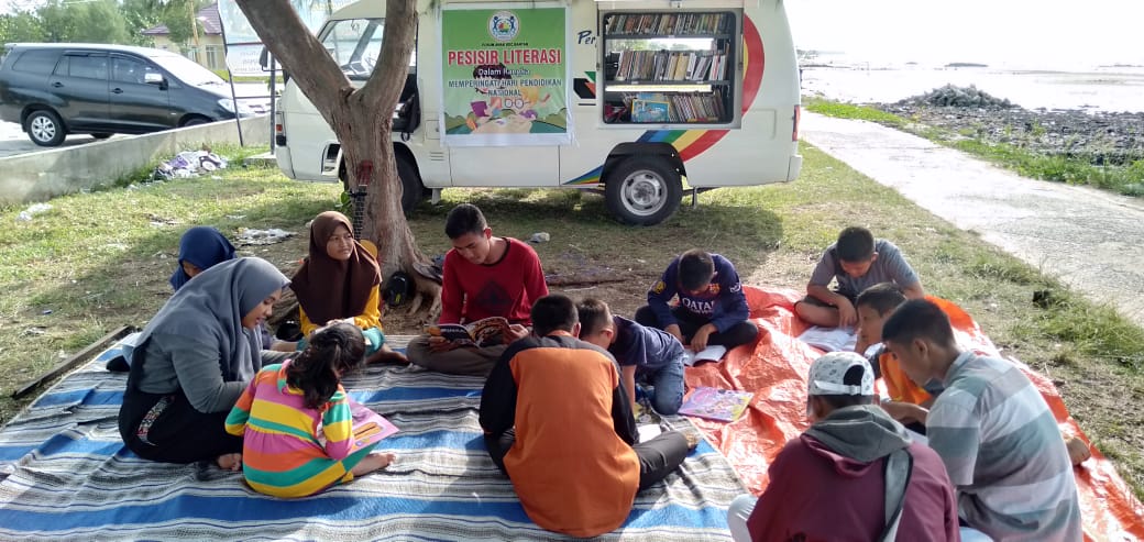 Sejumlah anak di Pantai Wisata Selatbaru membaca buku 