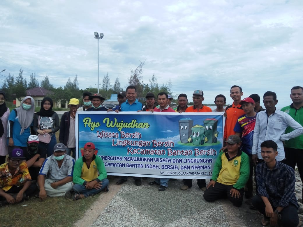 Kepala UPT Wisata Kecamatan Bantan, Candra Kusuma bersama masyarakat  pada kerja bhakti gotong royong di kawasan wisata pantai Selatbaru