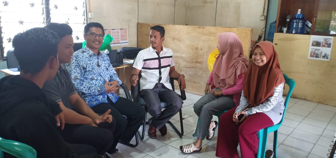 Fanbuba saat berdiskusi dengan PPK Kecamatan Bukit Batu, Muhammad Acib